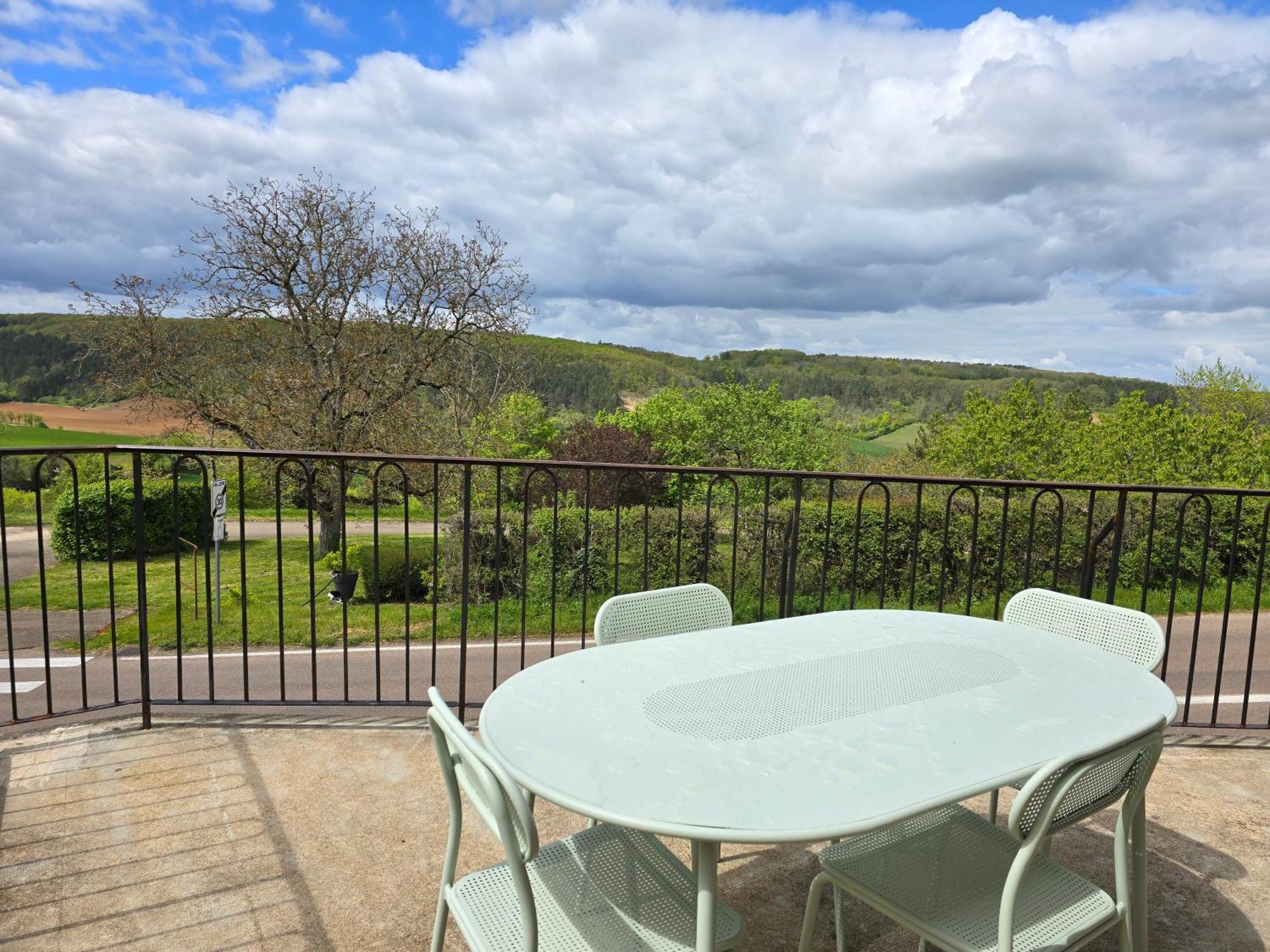 Gite Au Pied De La Colline Vézelay Exteriér fotografie